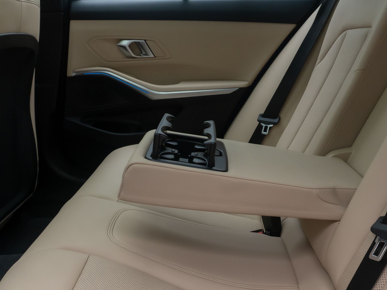 Fahrzeugabbildung BMW 330e xD  M Sport Panorama Kamera HUD DAB HiFi