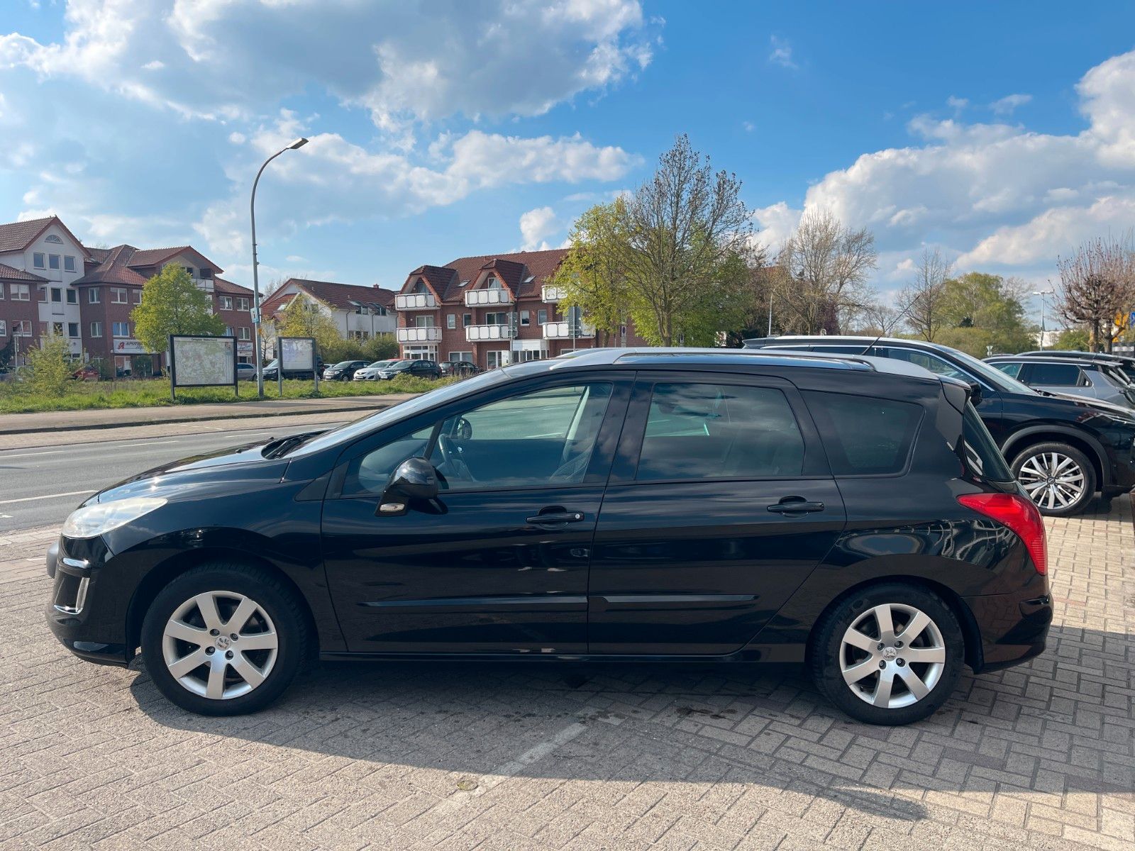 Fahrzeugabbildung Peugeot 308 SW Premium AHK 2. Radsatz