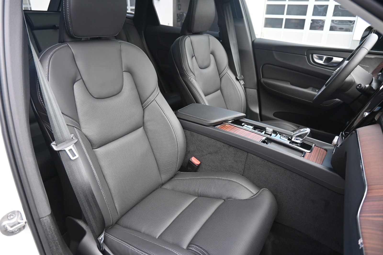 Fahrzeugabbildung Volvo XC60 B4 D AWD Ultimate Dark*STDHZG*LUFT*360°*ACC