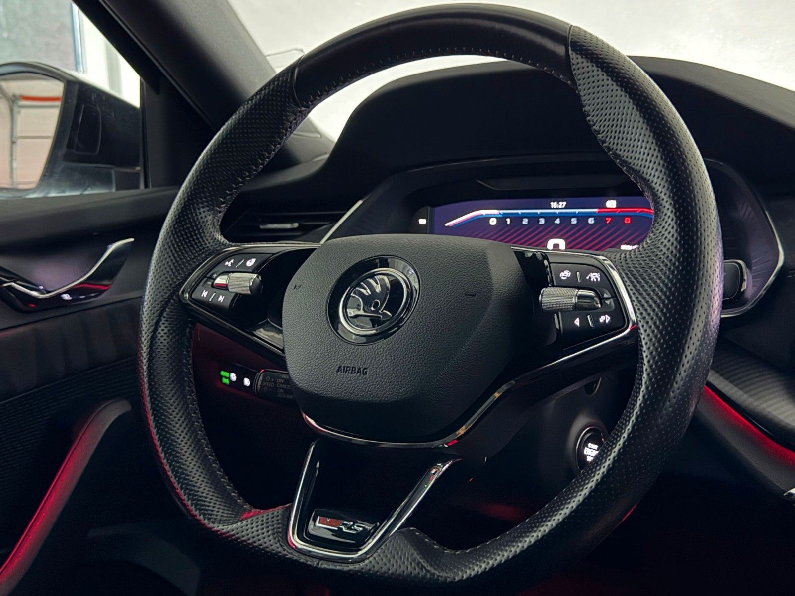 Fahrzeugabbildung SKODA Octavia Lim. RS TSI/FACELIFT/AMBI+/ACC/MASSAGE