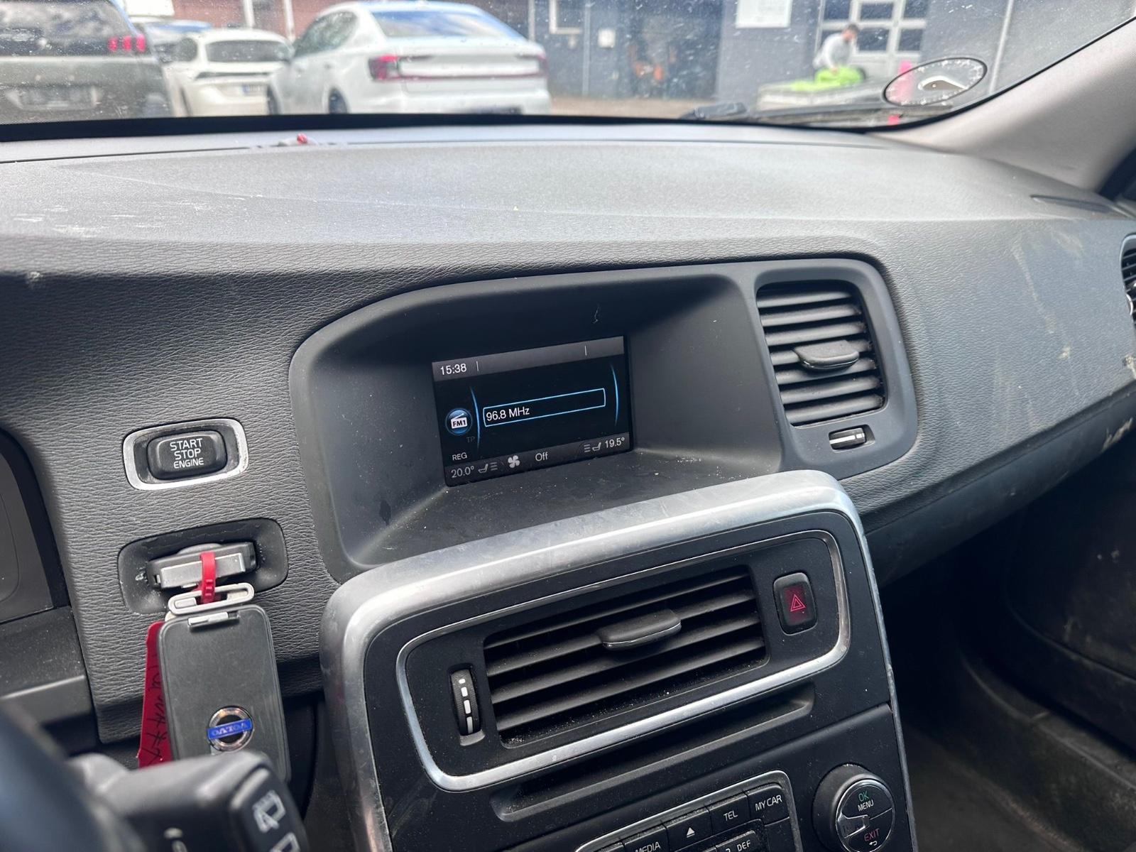 Volvo V60 2012 — photo 16