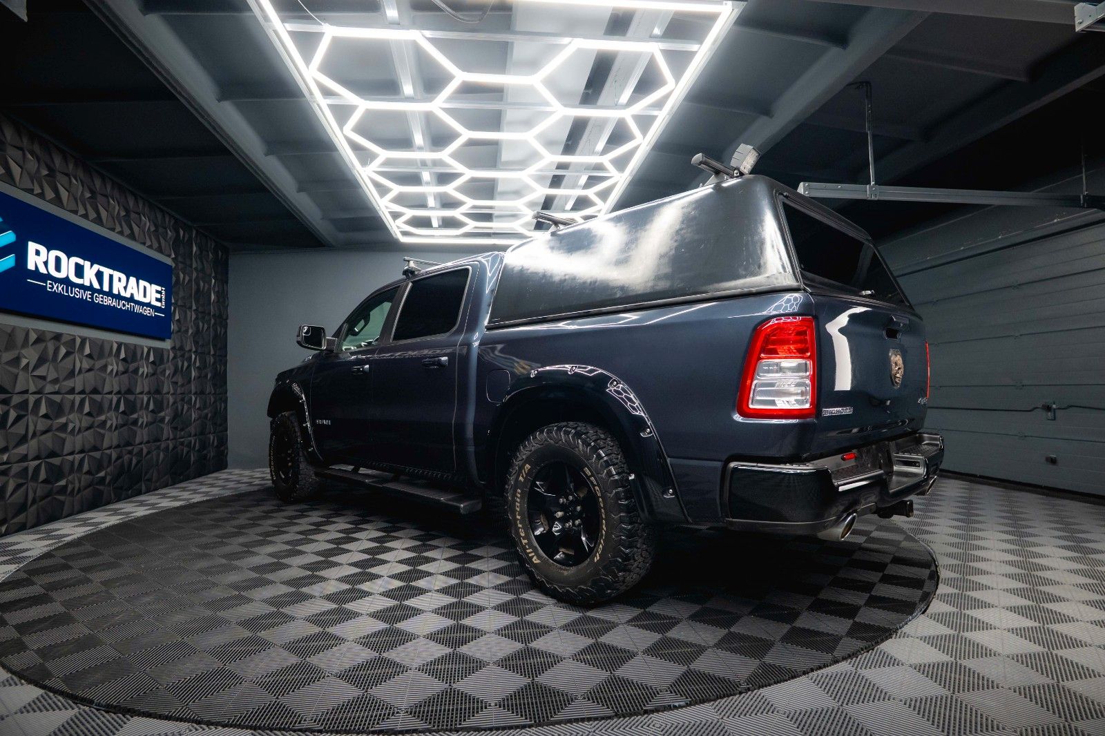 Fahrzeugabbildung Dodge RAM 5.7 V8 HEMI 4x4 Offroad Night LPG Hardtop
