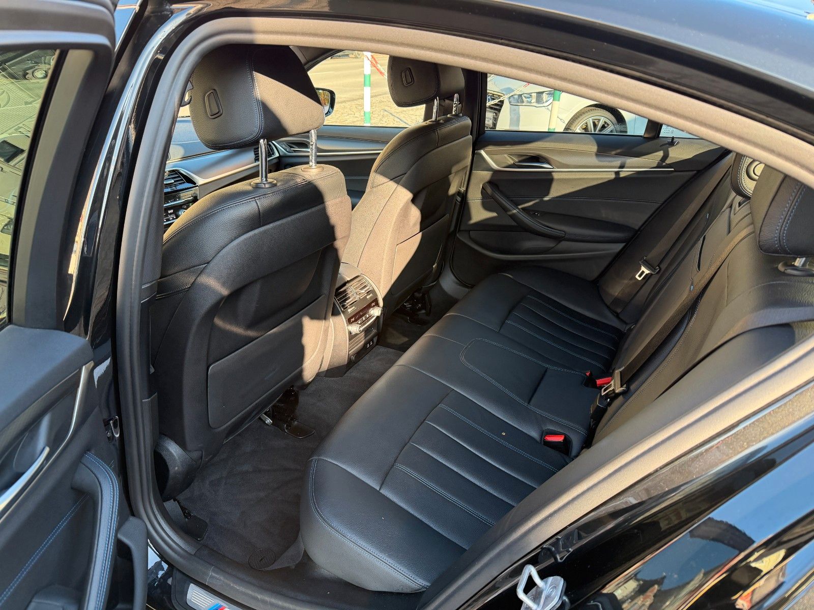 Fahrzeugabbildung BMW 530 d xDrive M SPORTPAKET STANDHEIZUNG KAMERA