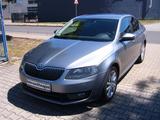Skoda Octavia Lim. Elegance sehr gepflegt Scheckheft - Skoda Octavia mit Benzin-Antrieb: Alcantara, Navigationssystem, Limousine