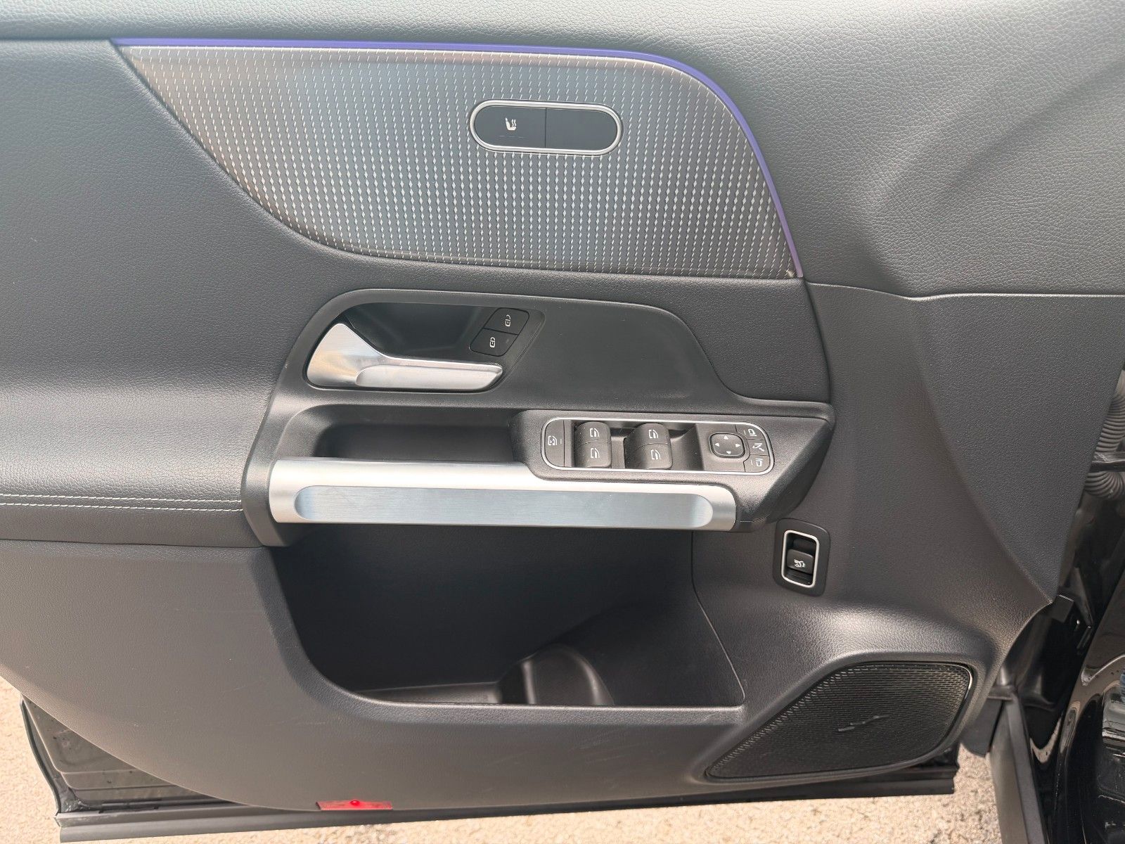 Fahrzeugabbildung Mercedes-Benz EQB 350 4M Progressive+Distr+Ambiente+RFK+MBUX