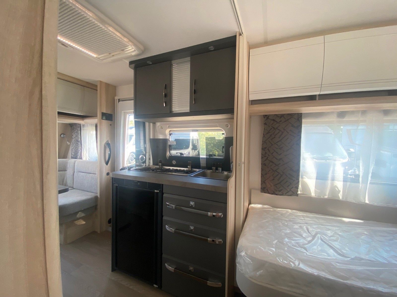 Fahrzeugabbildung Hobby De Luxe 460 LU *1.500Kg*Einzelbetten*Tageszul.
