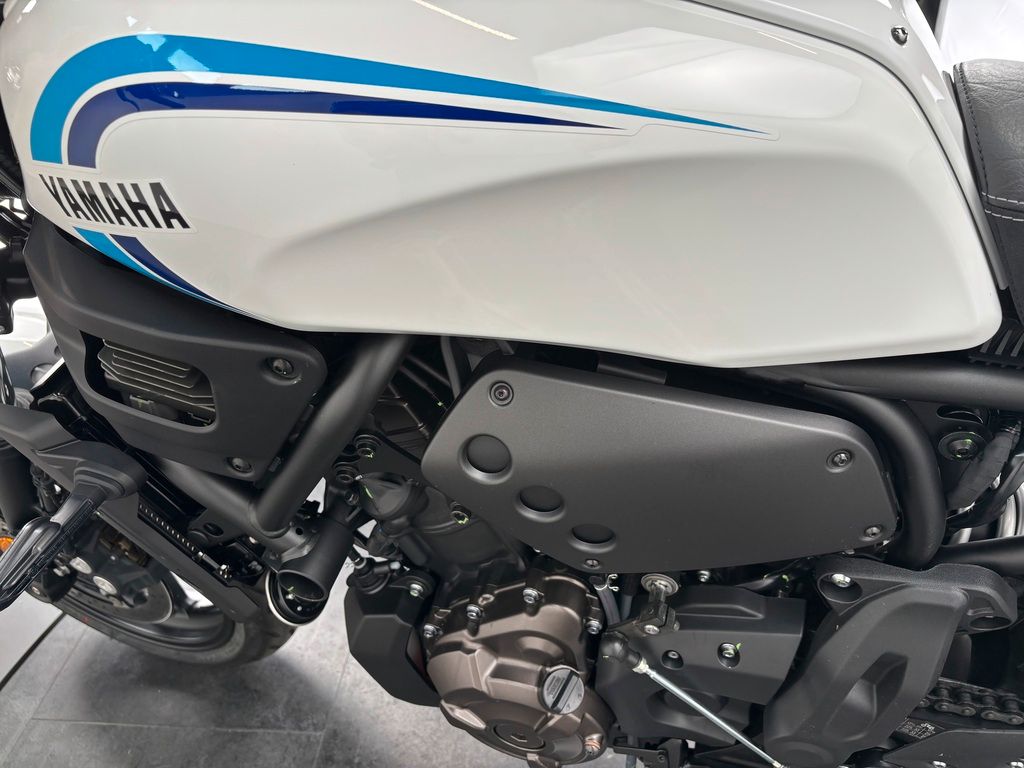 Fahrzeugabbildung Yamaha XSR 700 *SERVICE NEU *1. HAND *SCHECKHEFT