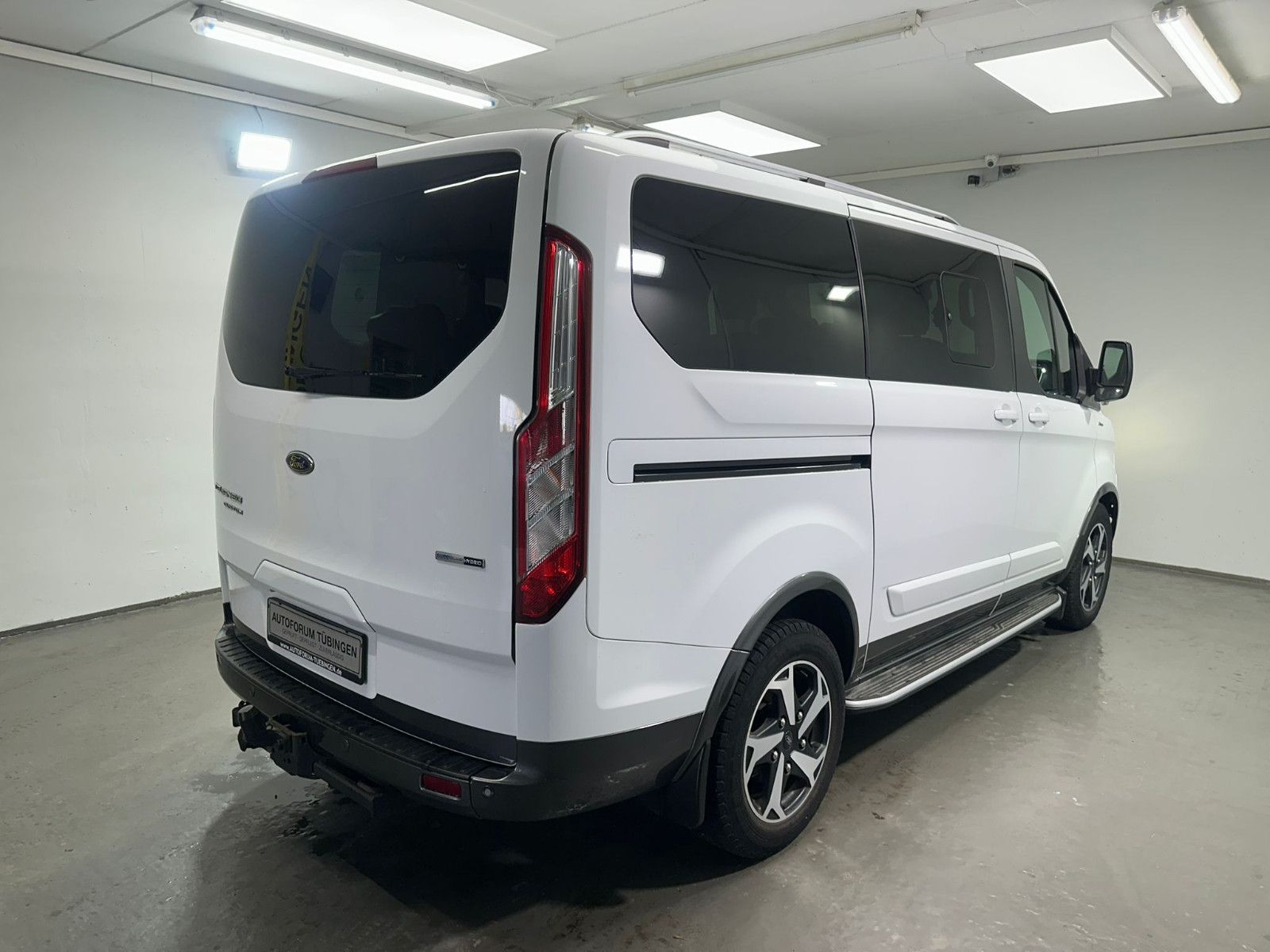 Fahrzeugabbildung Ford Tourneo Custom 320  L1H1 *AHK*ACTIVE*8-Sitzer*