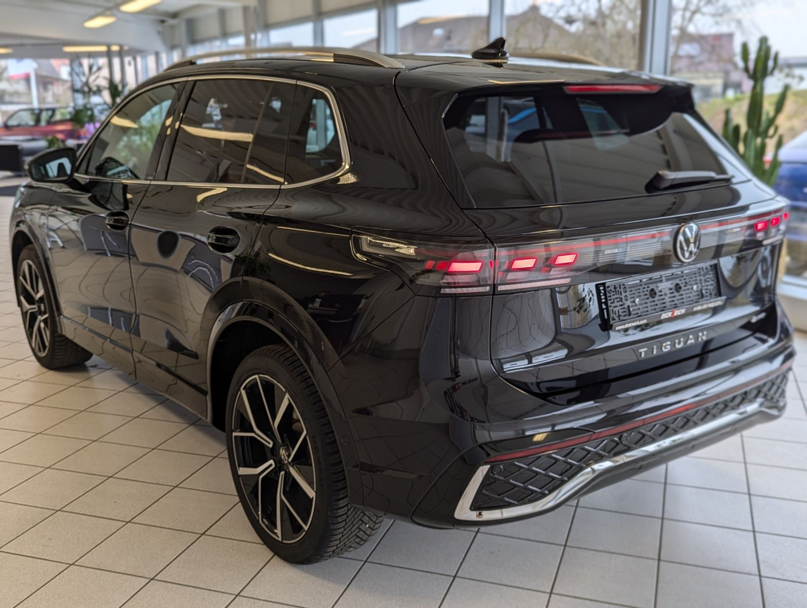 VW Tiguan 2.0TDI R-Line 4M Pano H/K AHK Matrix 20" - Image 5