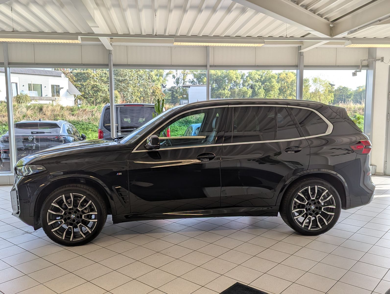 Fahrzeugabbildung BMW X5 40 d xD M-Sport Innov. Travel Merino AHK 21"