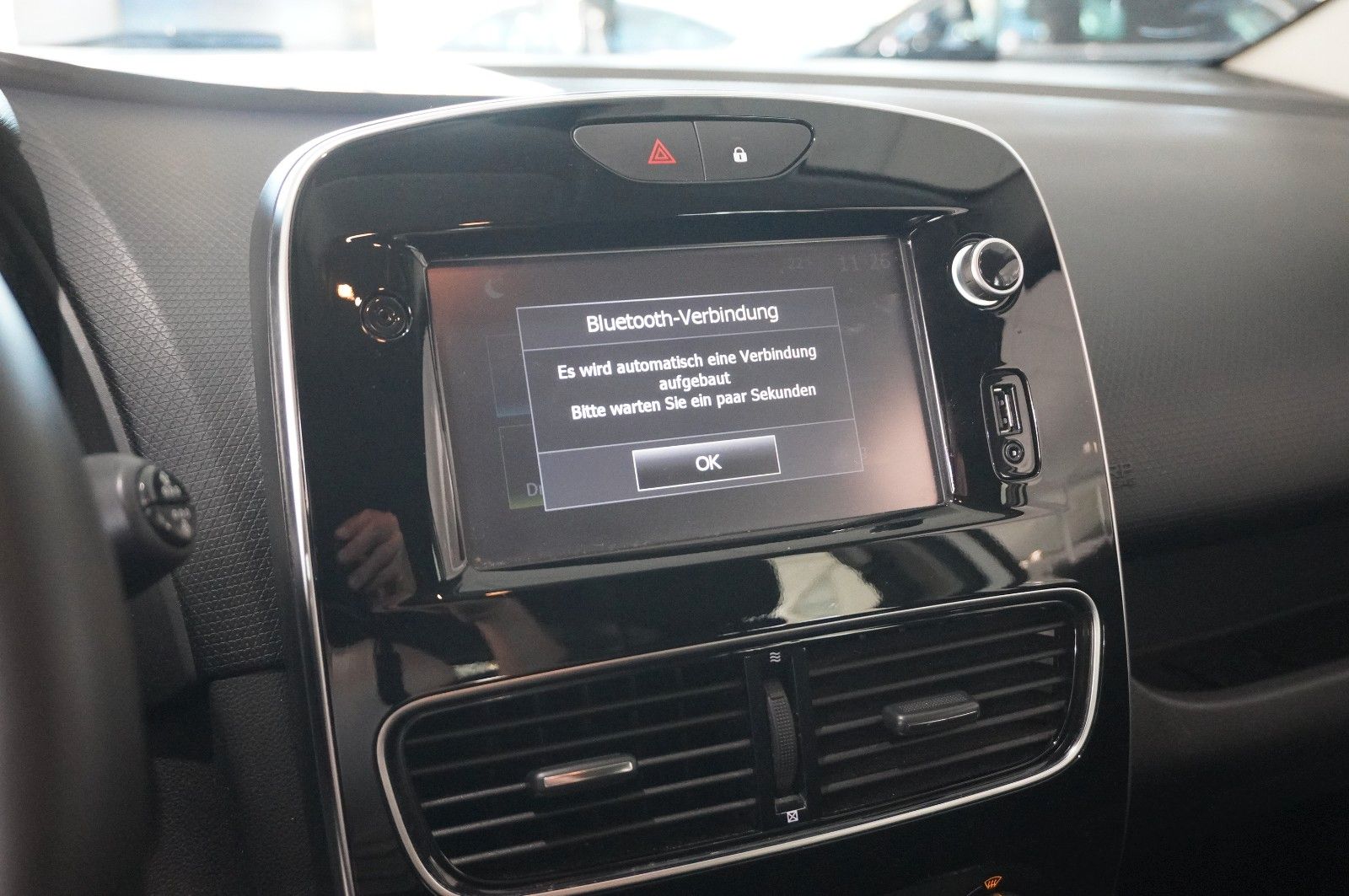 Fahrzeugabbildung Renault Clio IV 0.9 TCE LIM. ENERGY LED/SHZ/PDC/TEMP/DAB