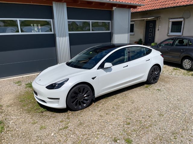 Tesla Model 3 Allradantrieb mit Dualmotor Performa...