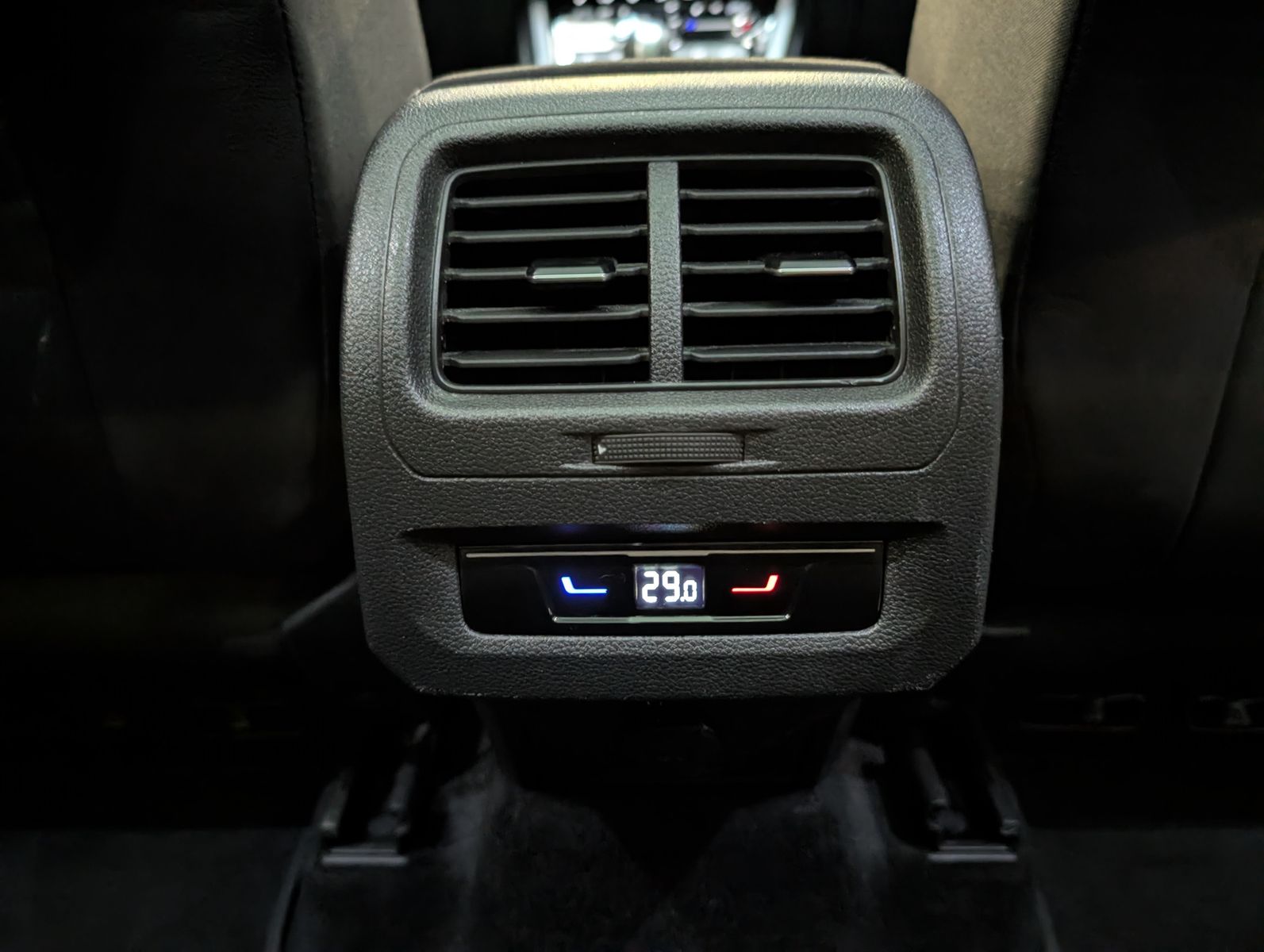 Fahrzeugabbildung Volkswagen Touran 2.0 DSG R-Line High. Pano 7-Si IQ.Dri AHK