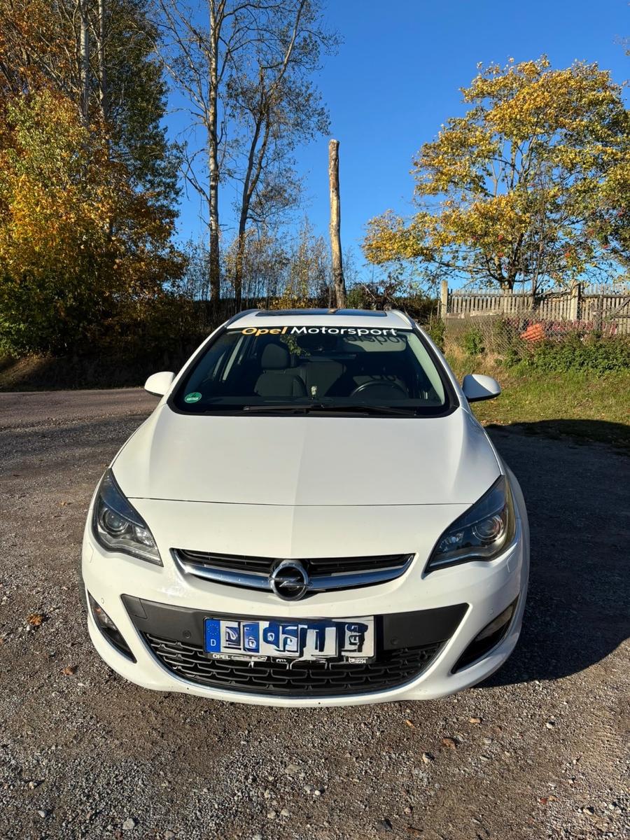 Opel Astra 2013 — вигляд ззаду