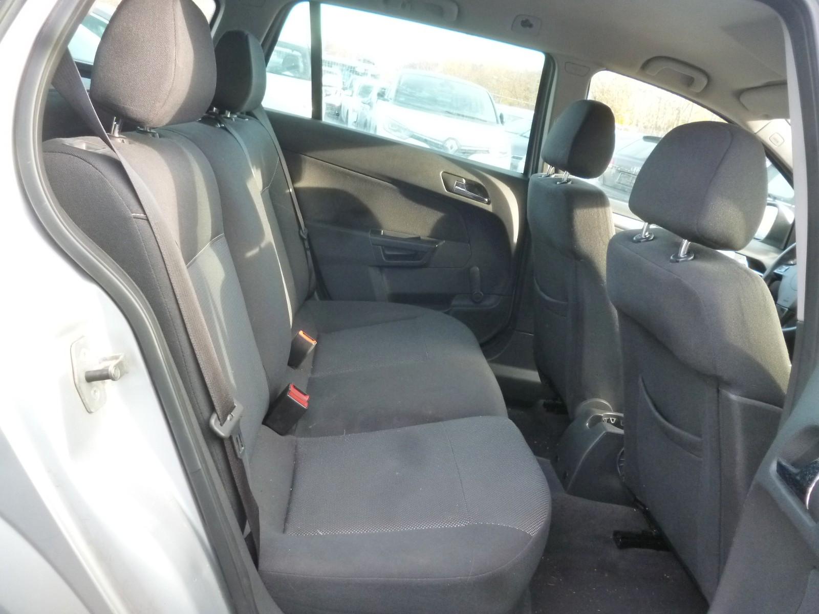 Opel Astra 2010 — photo 10