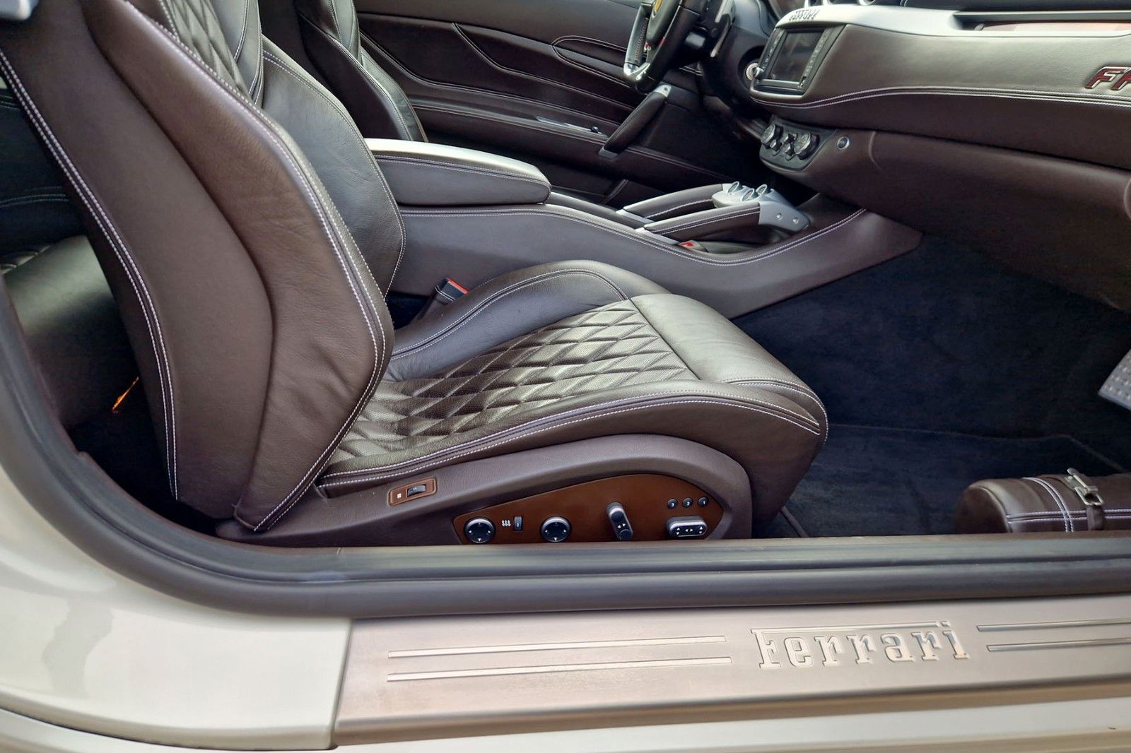 Fahrzeugabbildung Ferrari FF*dt. Auto*Lift*Carbon*Sitzbelüftung*Display*