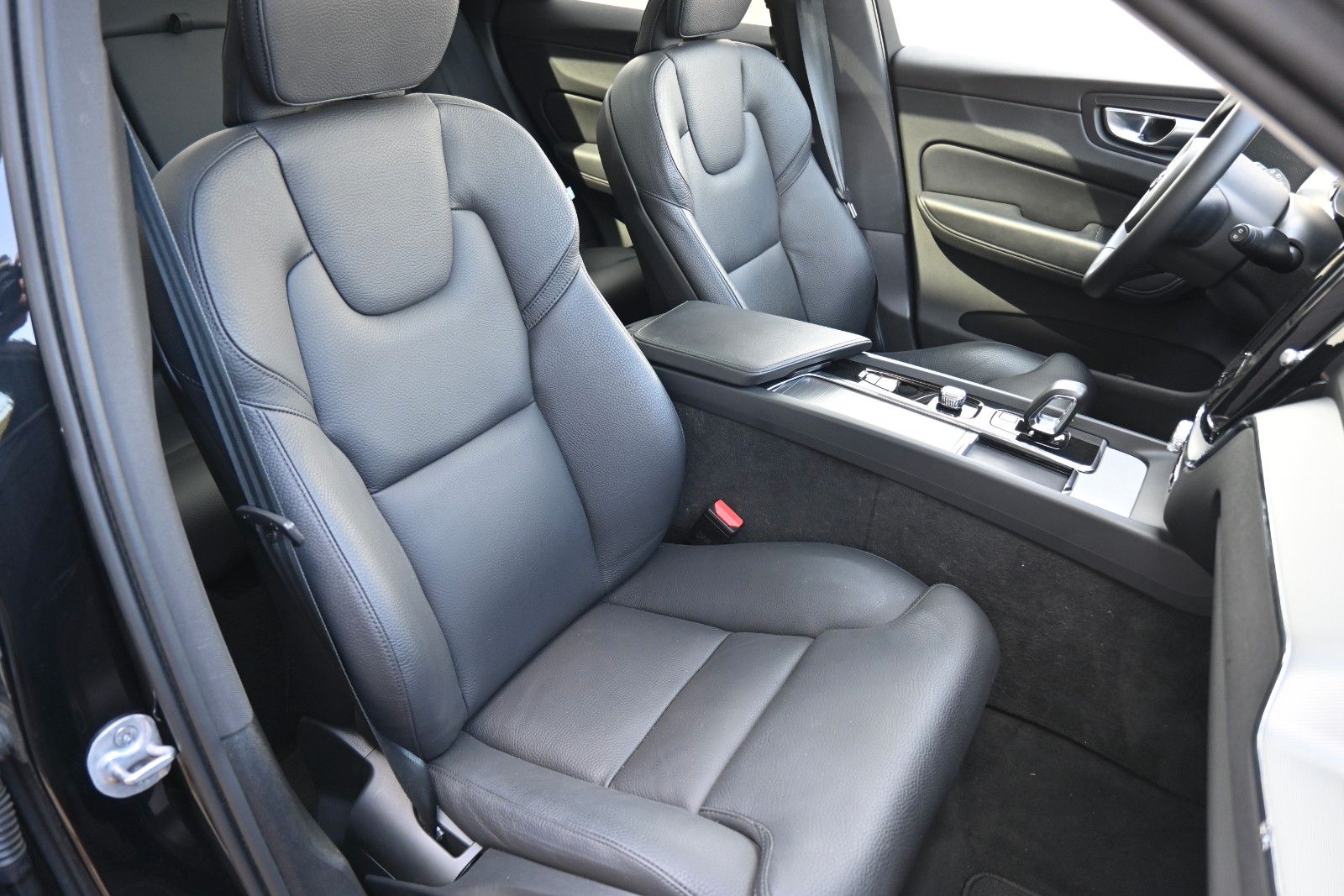 Fahrzeugabbildung Volvo XC60 B4 D Plus Dark*FSHZG*PANO*360°*ACC