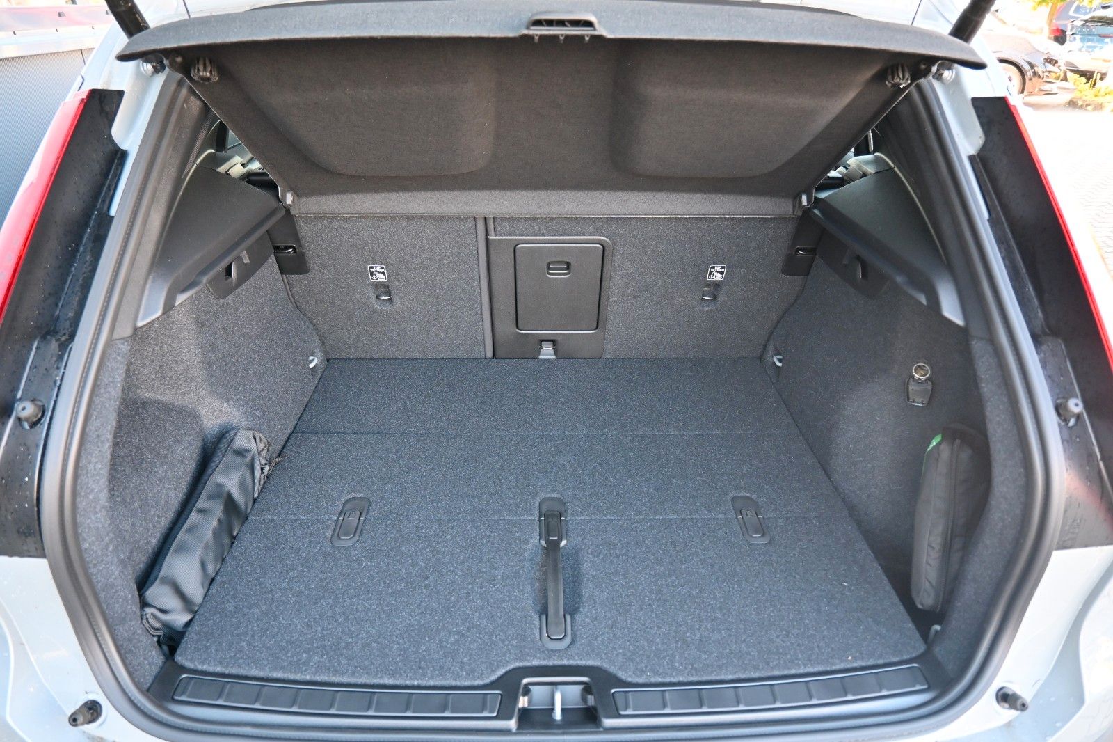 Fahrzeugabbildung Volvo XC40 B4 DKG Plus Dark*FSHZG*360°*ACC*AHK