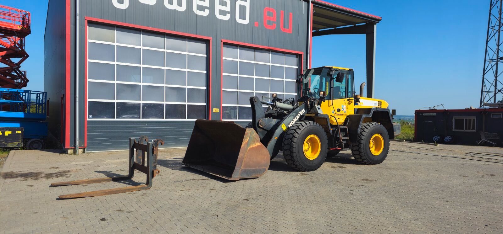 Fahrzeugabbildung Komatsu WA320-6 Schaufel +Gabel +Schnellwechsler/ 7.800