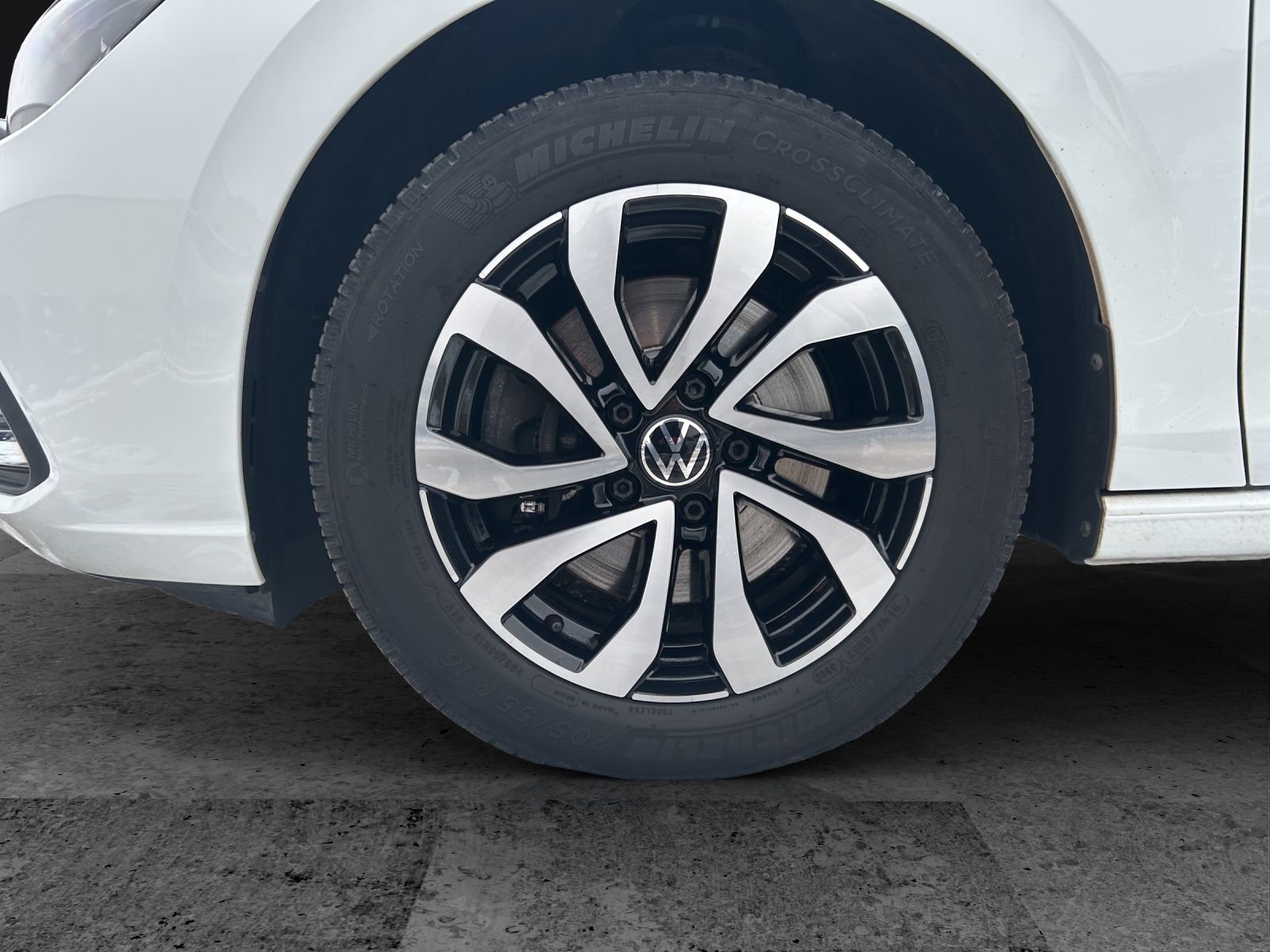 Fahrzeugabbildung Volkswagen Golf VIII Variant Active TDI DSG LED ACC SH Rear