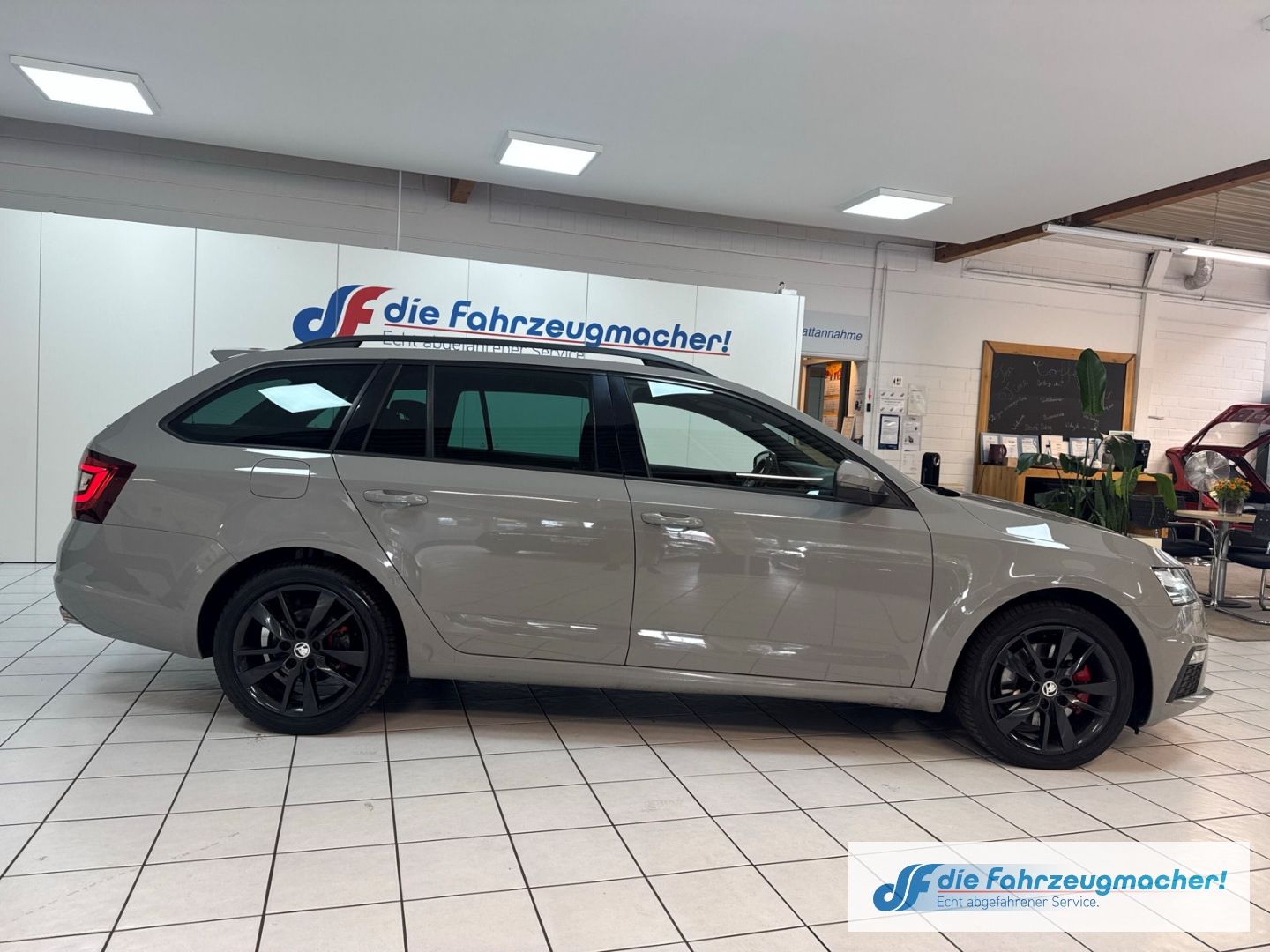 Fahrzeugabbildung SKODA Octavia Combi RS 4x4 Sportpaket AHK Navi LED *EX