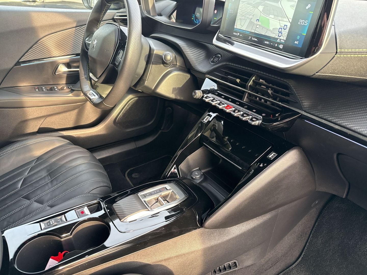 Fahrzeugabbildung Peugeot 2008 e- GT Pack El. Panodach Navi Leder Massages