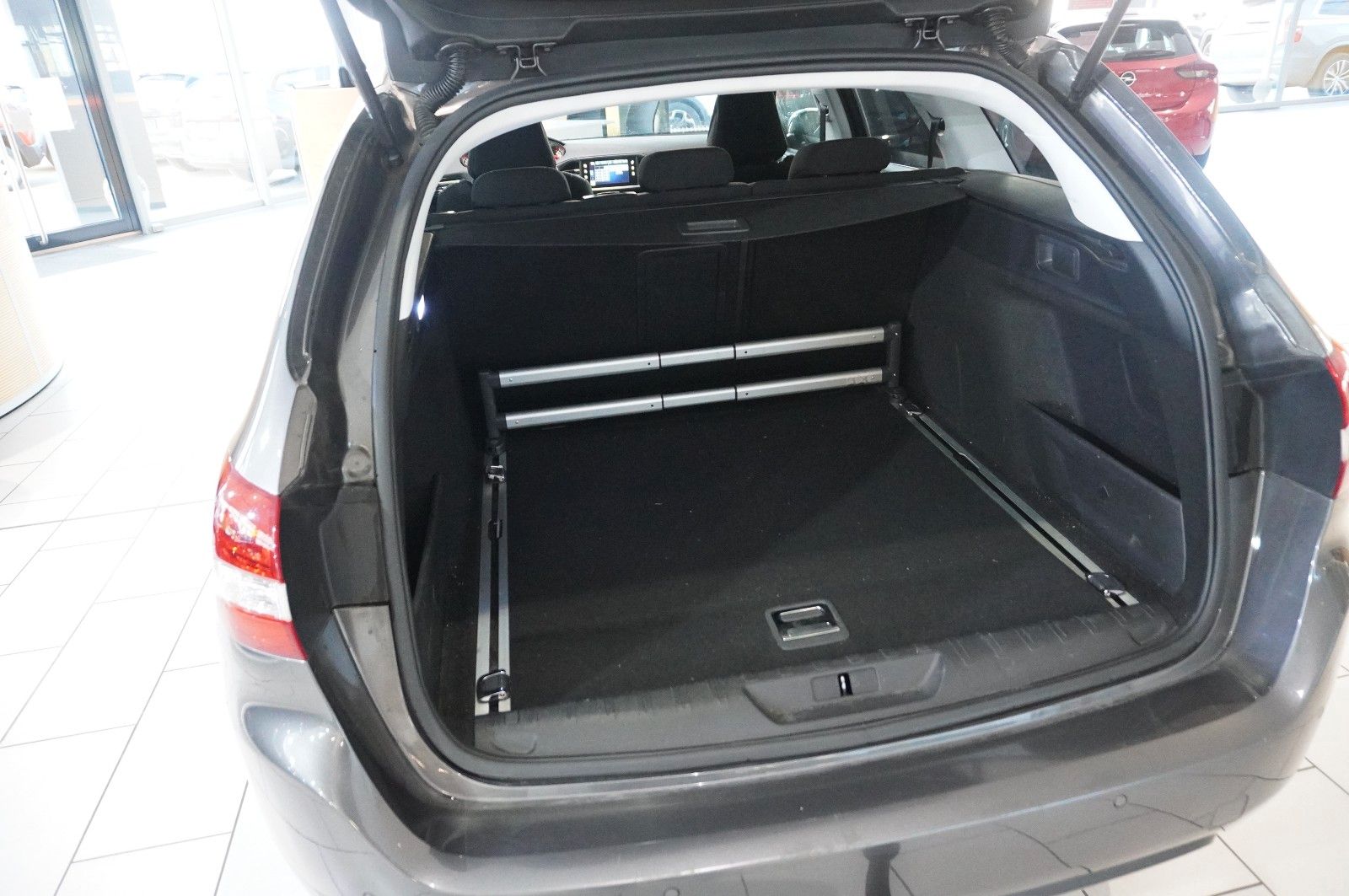 Fahrzeugabbildung Peugeot 308 SW 1.2T ALLURE NAVI/LED/KAMERA/SHZ/SPORT/AHK