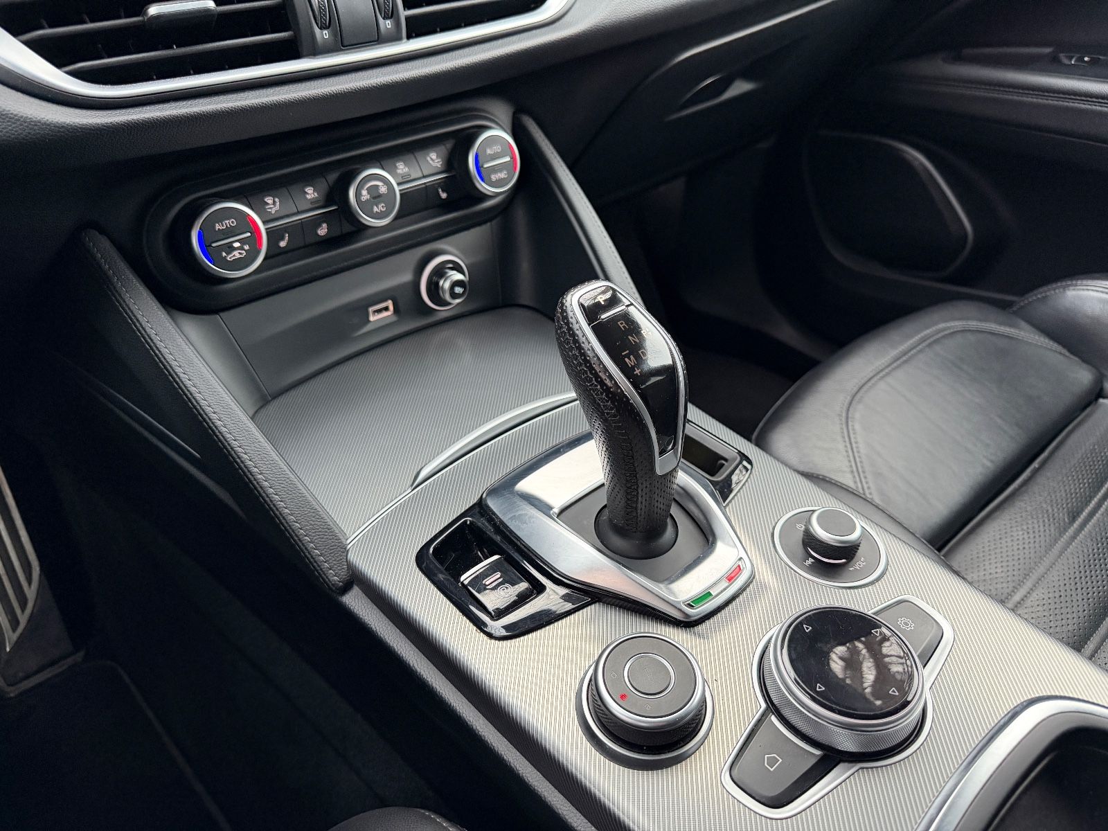 Fahrzeugabbildung Alfa Romeo Stelvio Veloce Q4*LED*LEDER*MEMO*SOUNDTHEATRE