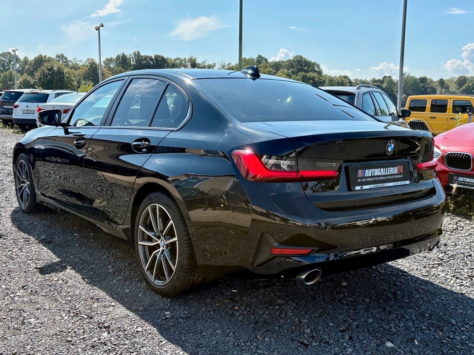 Fahrzeugabbildung BMW 320i Limo Aut. Navi 18"LMR LED 1.HAND SPORTLENK