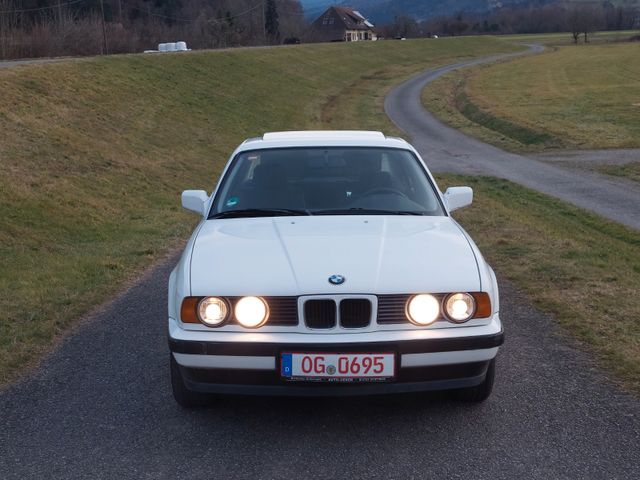 BMW 525 i Alpinaweiss  5 Gang Schalter Gepfl.Zustand