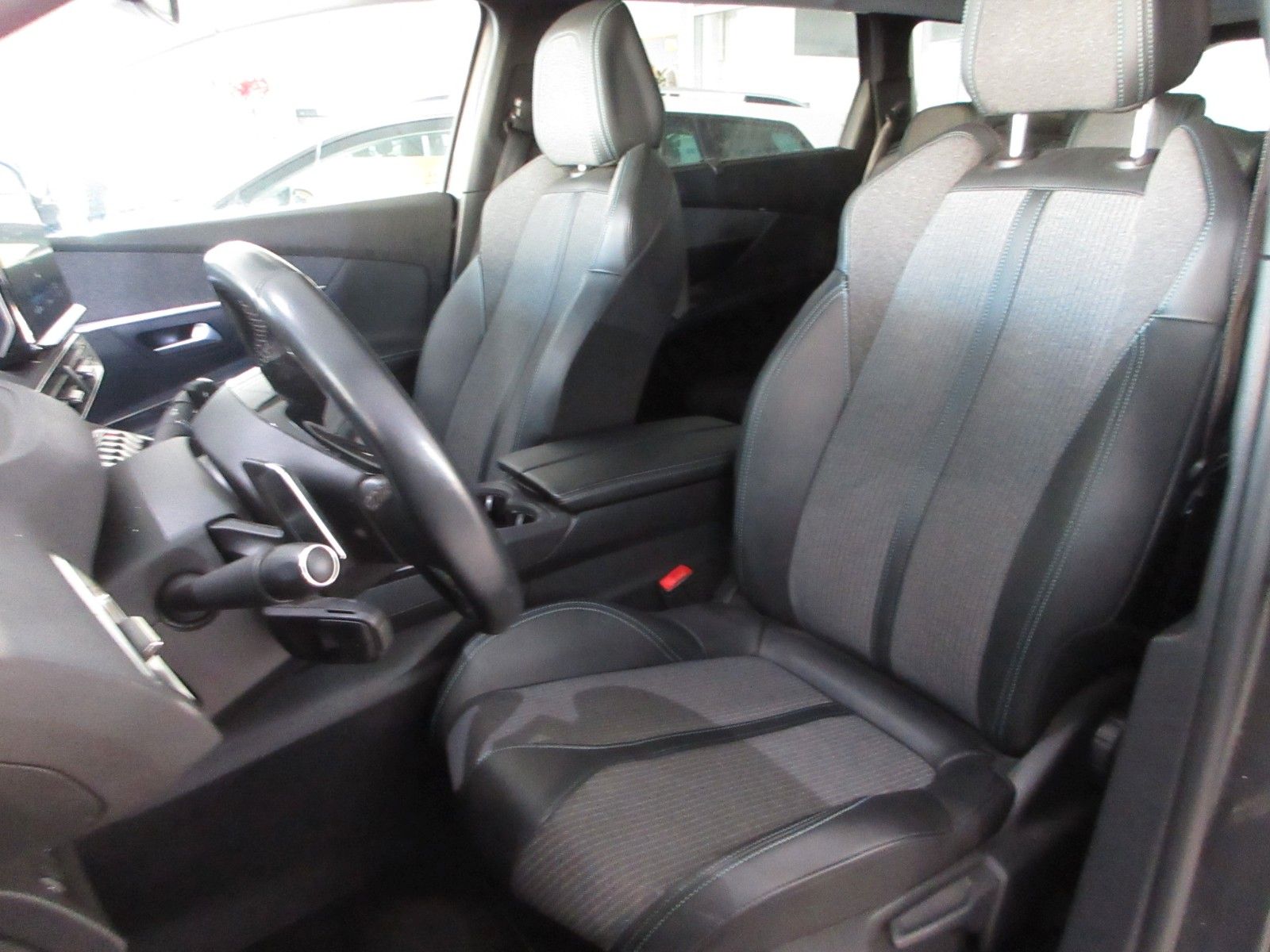 Fahrzeugabbildung Peugeot 5008 Allure 1.2T LED/NAVI/AHK/R´CAM/BLIS