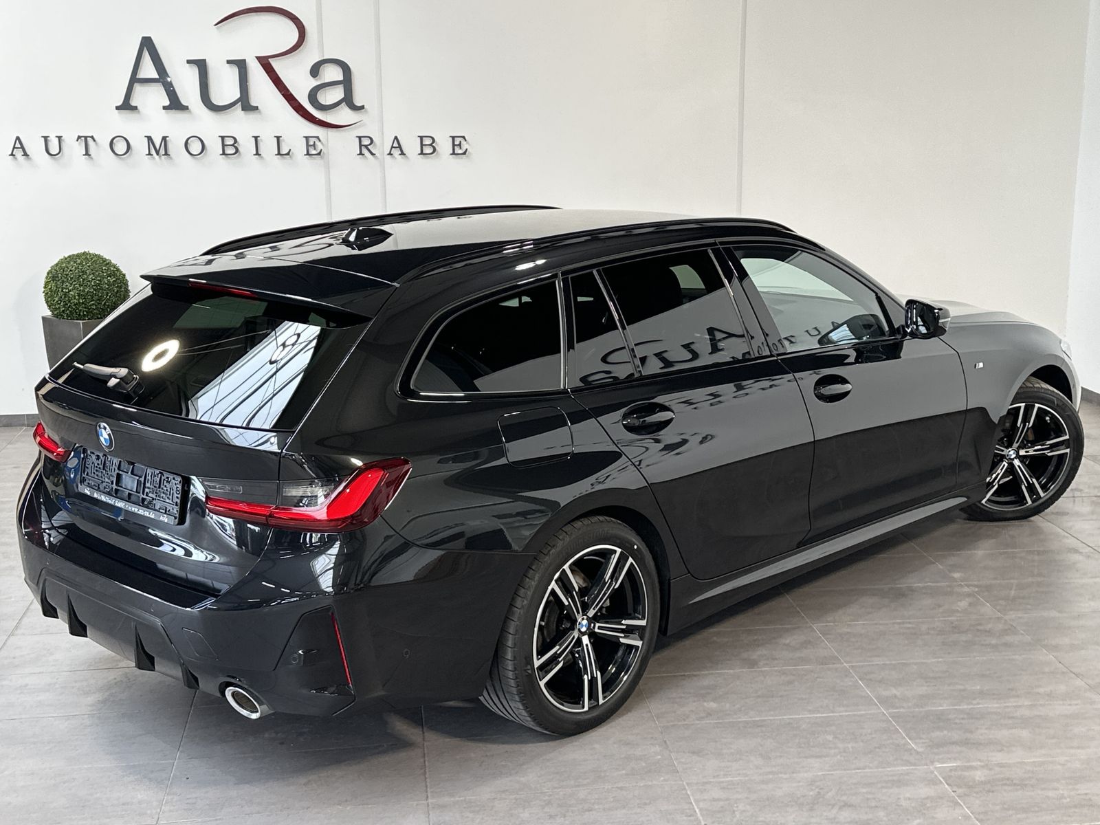 Fahrzeugabbildung BMW 320d Touring M-Sport NAV+LED+ACC+SHZ+VCOCKPIT+PP