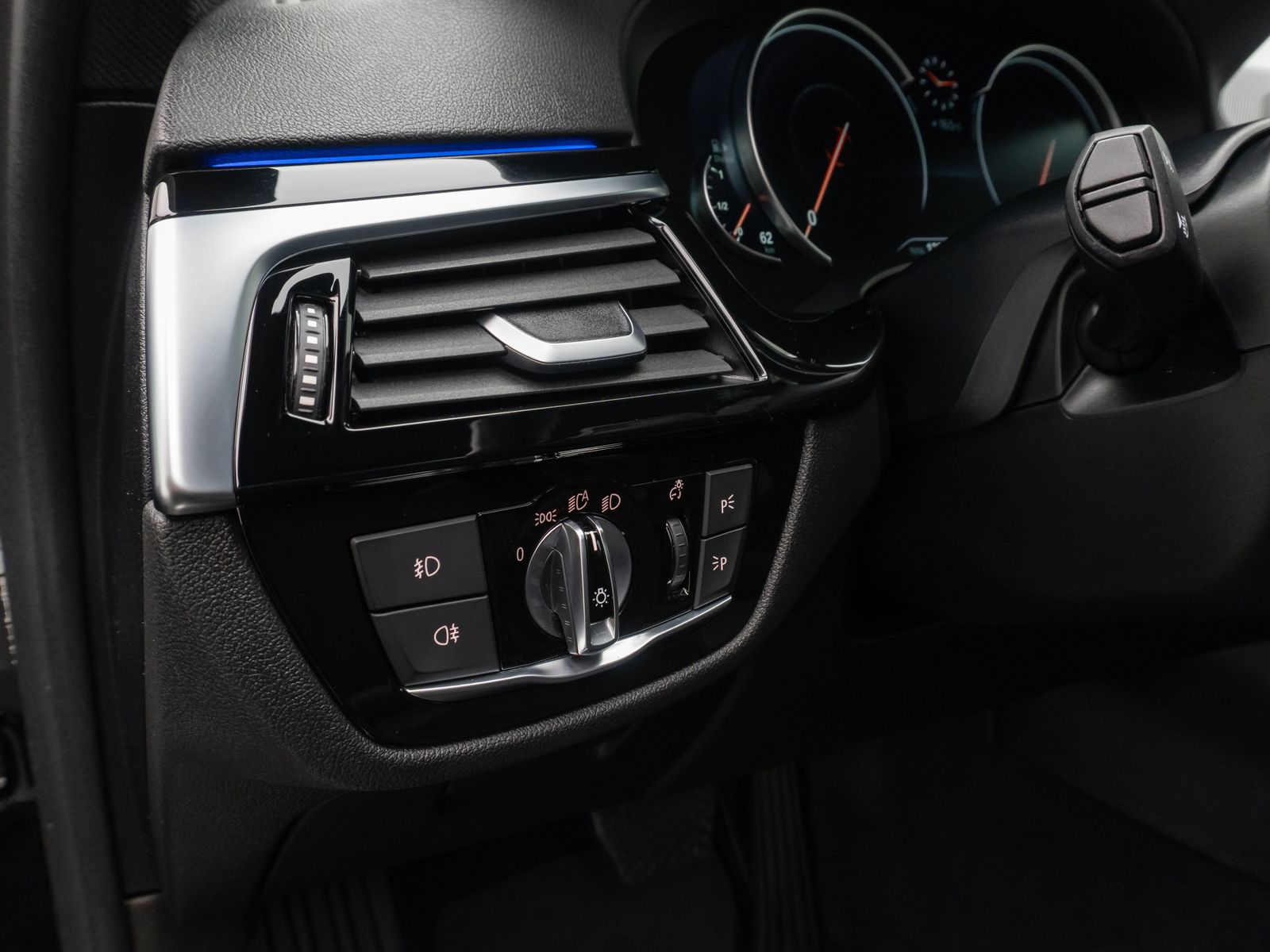 Fahrzeugabbildung BMW 530d Sport Line ACC Kamera HUD HiFi DisplayKey