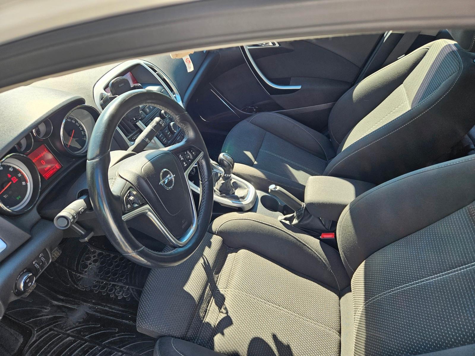 Opel Astra 2012 — photo 7