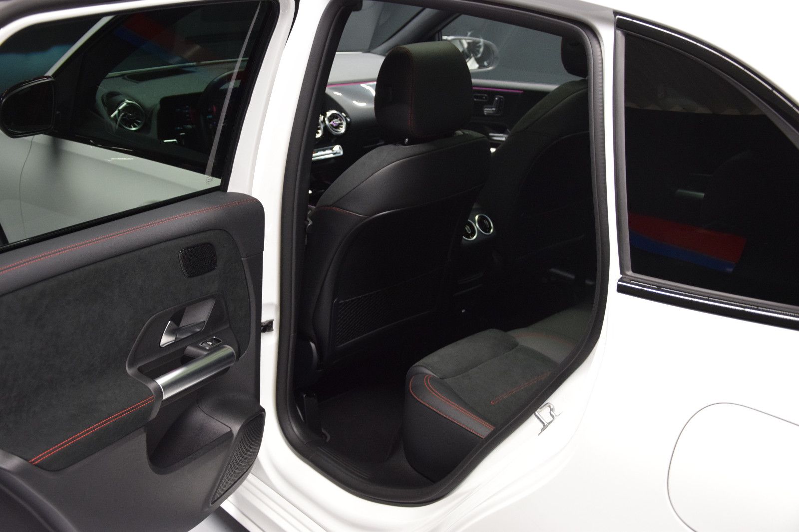 Fahrzeugabbildung Mercedes-Benz B 250 4Matic AMG Pano 360° Night ACC MBUX