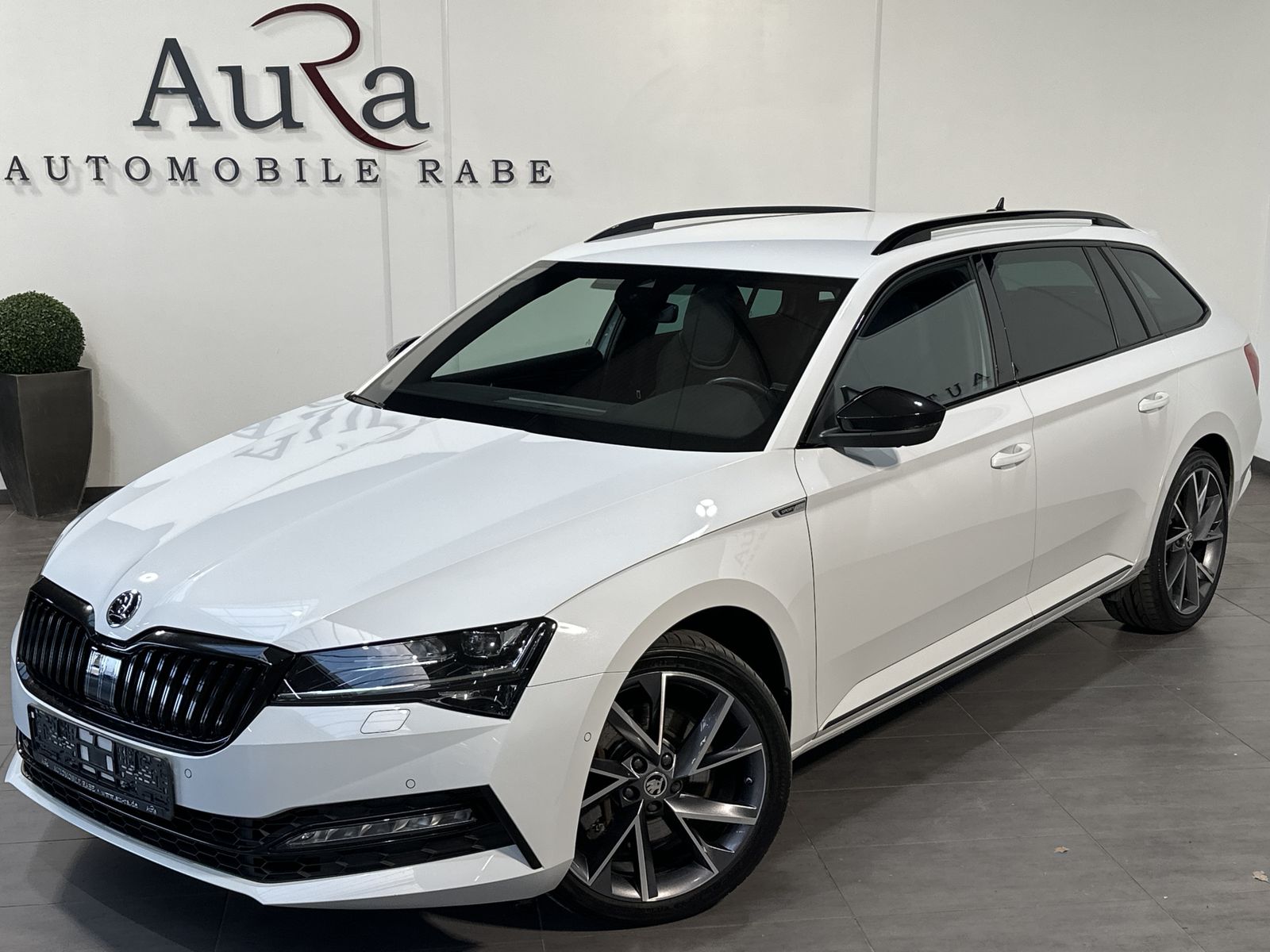 Fahrzeugabbildung SKODA Superb Combi Sportline 4x4 NAV+LED+AHK+360°+19ZO