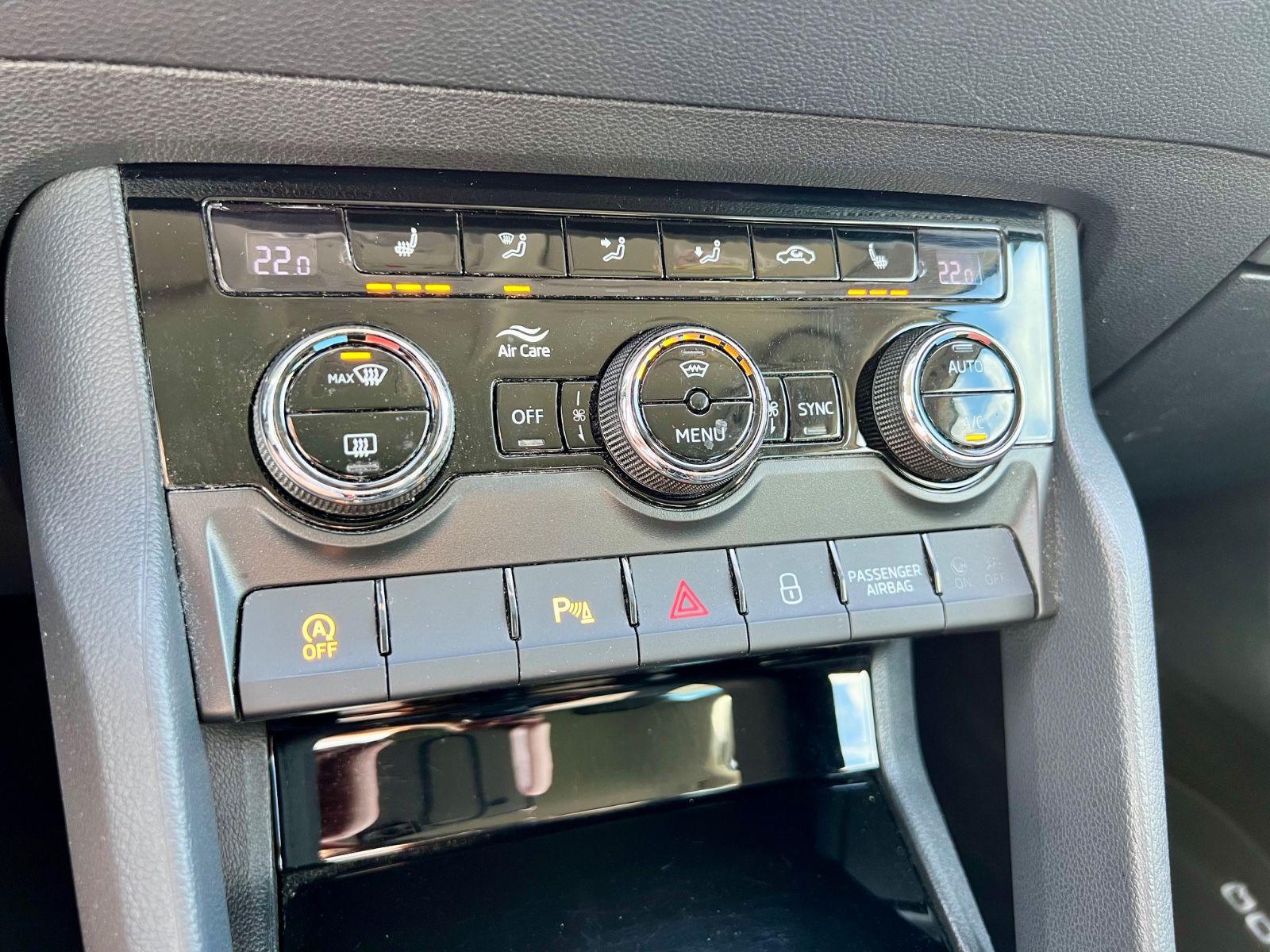 SKODA Karoq 1.5 TSI Style KLIMAAUT NAVI SHZ PDC CARPLA