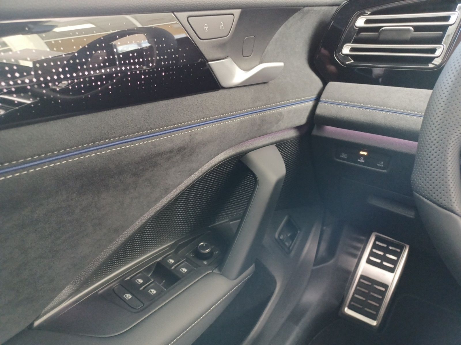 Fahrzeugabbildung Volkswagen Tiguan 1.5 eHybrid DSG R-Line AHZV, Matrix LED