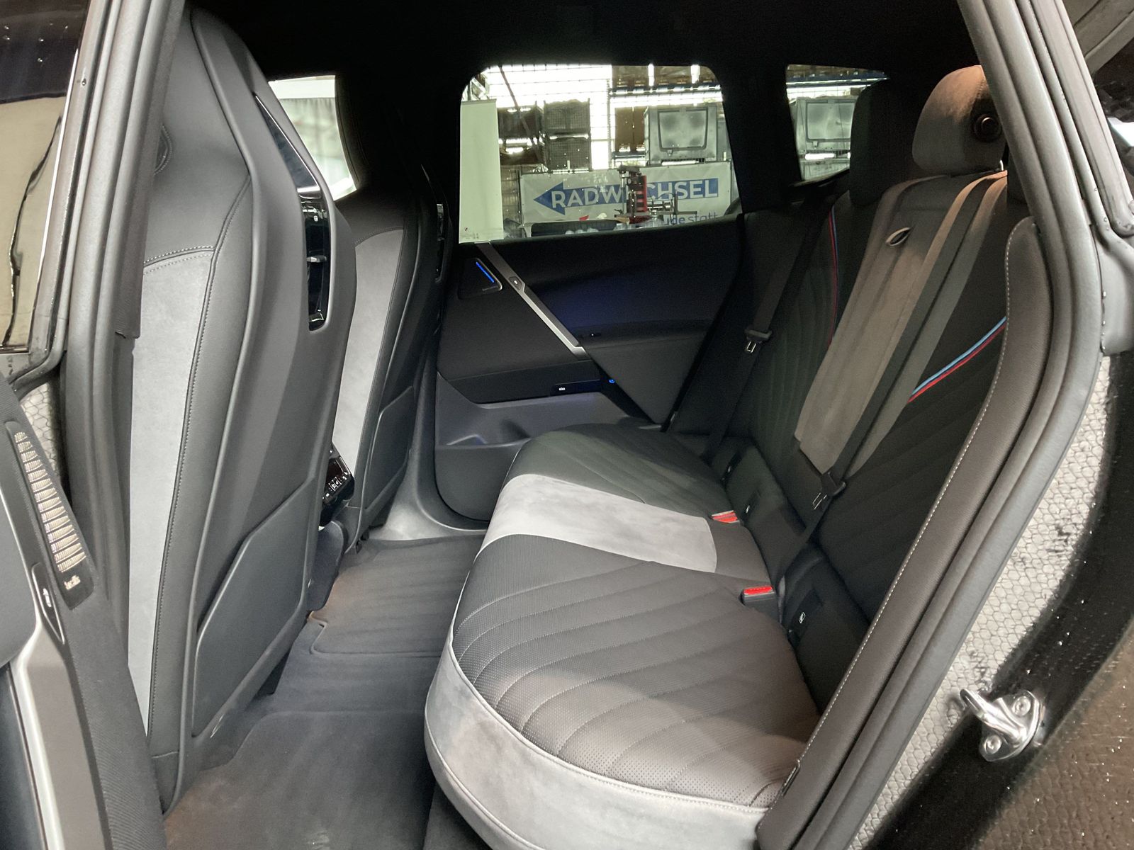 Fahrzeugabbildung BMW iX xDrive45 M Sportpaket Glasdach Sky Lounge, Ak