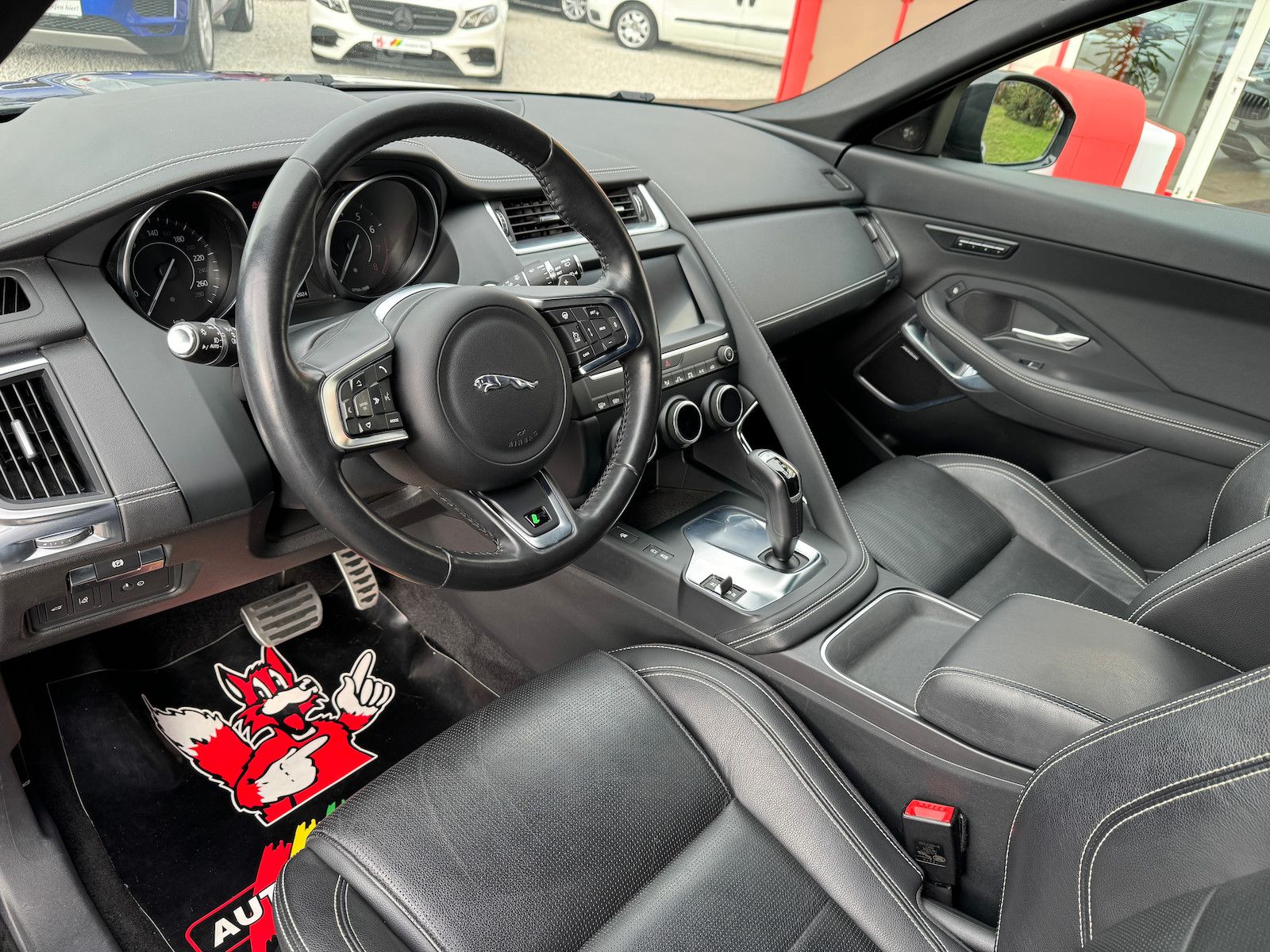 Fahrzeugabbildung Jaguar E-Pace P250 R-Dynamic Black LED/Nav/VZE/Spur/ACC