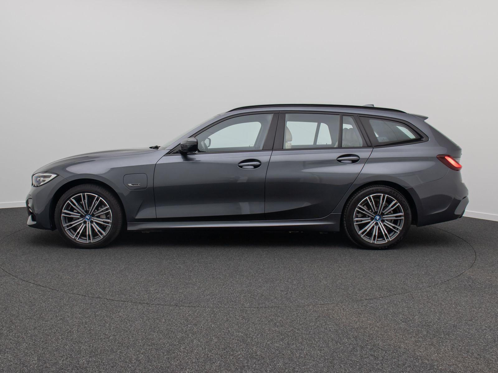 Fahrzeugabbildung BMW 330e xD M Sport DAB Memory AHK HUD Individual