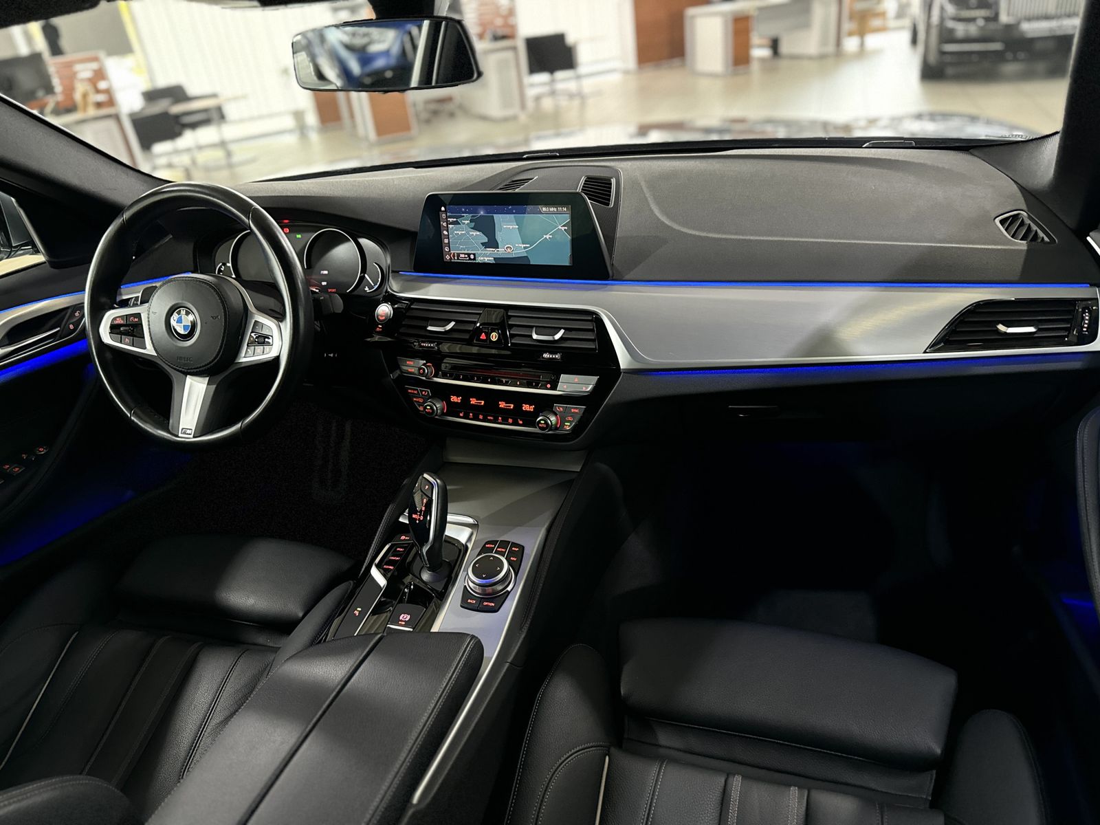 Fahrzeugabbildung BMW 530d M Sport Glasdach Kamera Komfort Alarm 19"