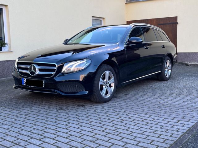 Mercedes-Benz E 220d T-Modell - Avantgarde - LED - Distronic