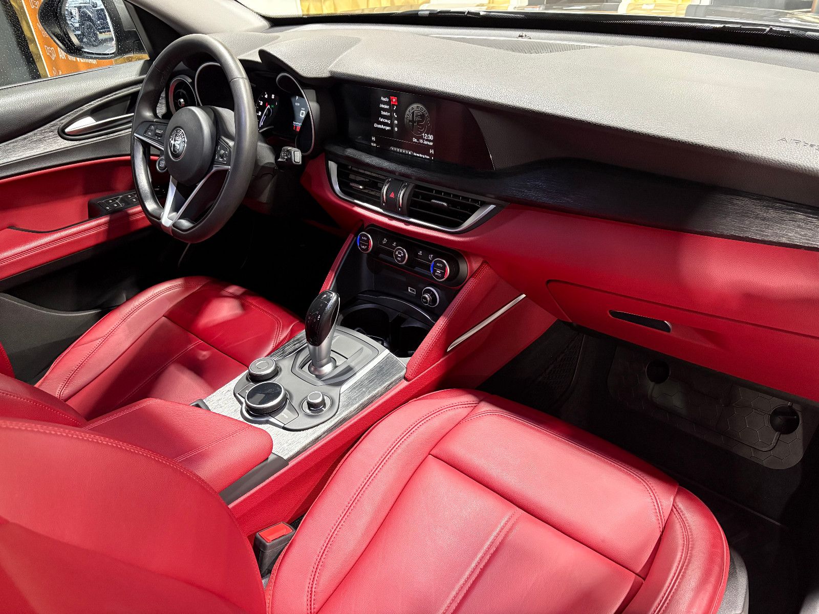 Fahrzeugabbildung Alfa Romeo Stelvio Super Q4/BI-XENON/PDC/AUTOMATIK/SPURHALT