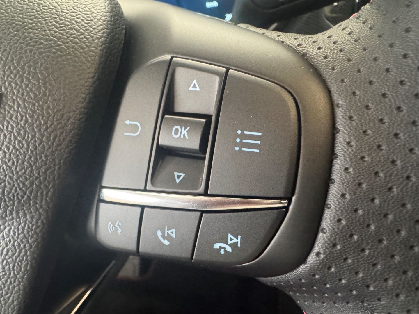 Fahrzeugabbildung Ford Focus ST-Line X B&O VerkehrszeichenER LED Kamera