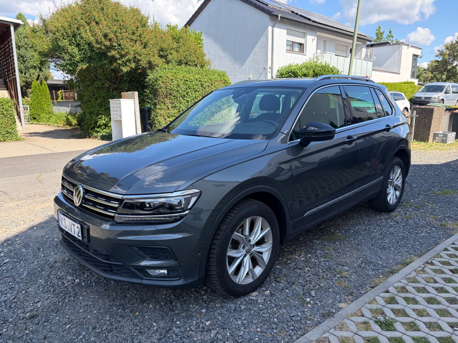 Volkswagen Tiguan - 1