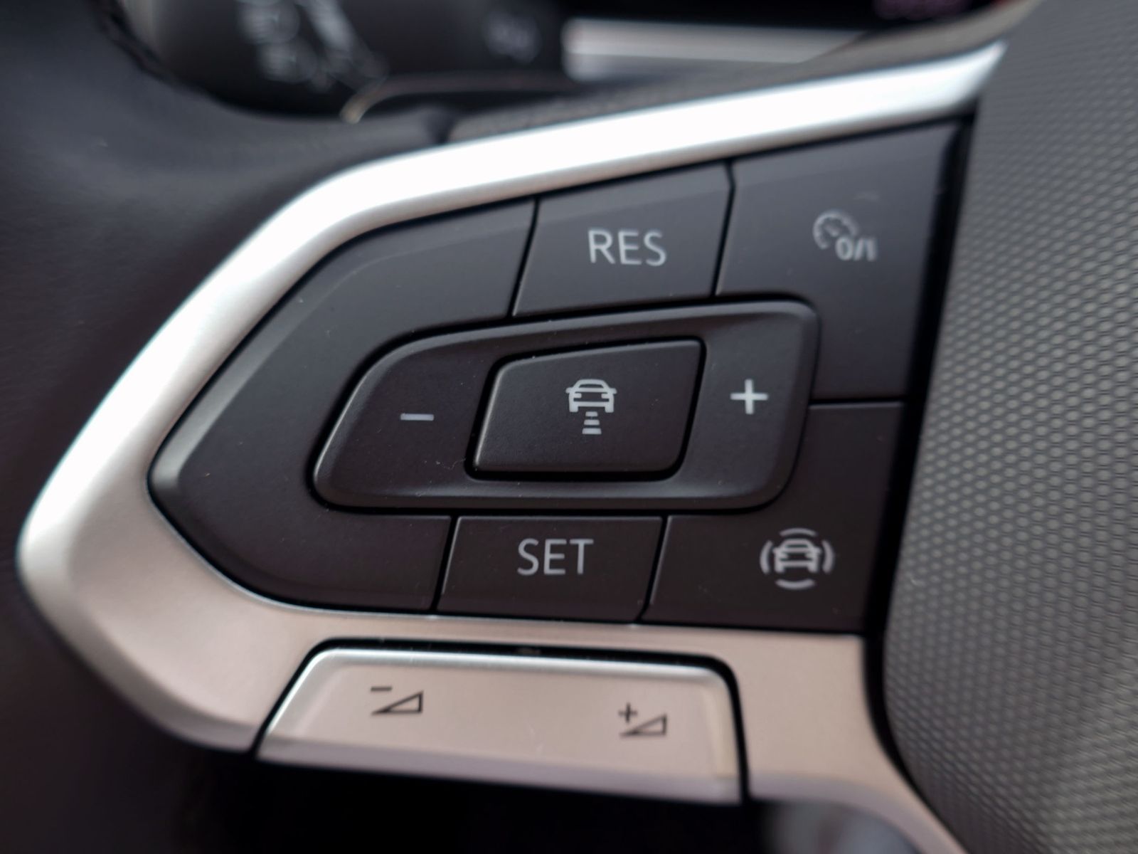 Fahrzeugabbildung Volkswagen T-Roc Style 1.5 TSI DSG | LED AHK PDC ACC