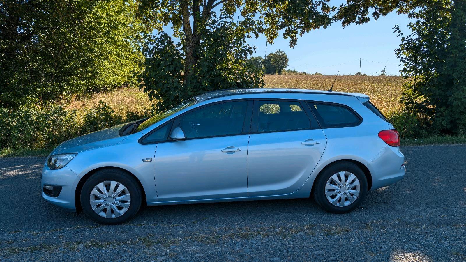 Opel Astra 2014 — interior