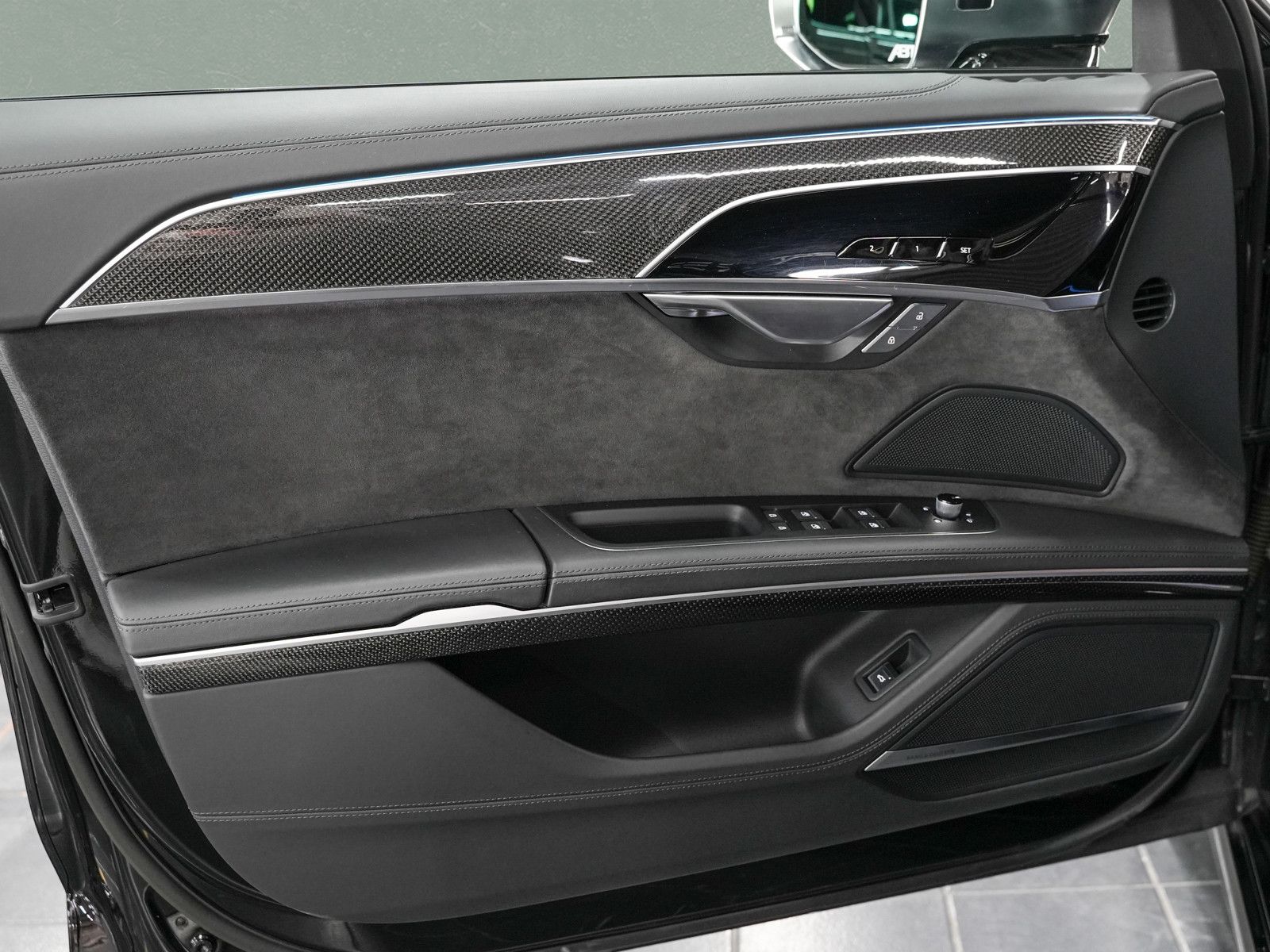 Fahrzeugabbildung Audi S8 ABT 700 - Massage vo+hi | Einzelsitze im Fond