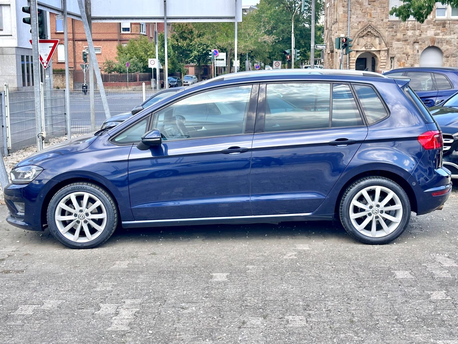 Fahrzeugabbildung Volkswagen GOLF SPORTSVAN 2.0 TDI*AHK+ACC+DSG+LED*